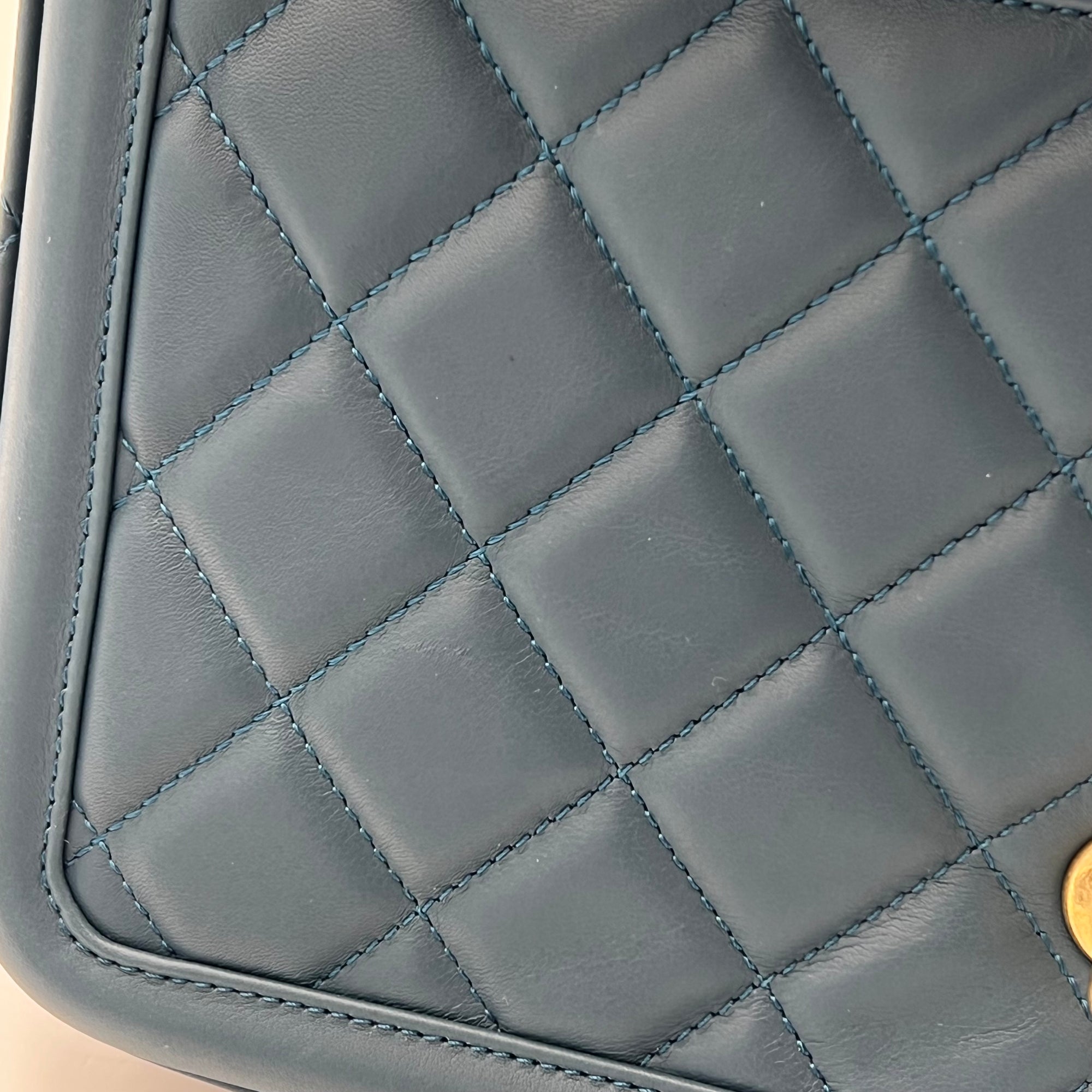 Quilted Green Shoulder Bag in Calfskin, Gold hardware - Image 9