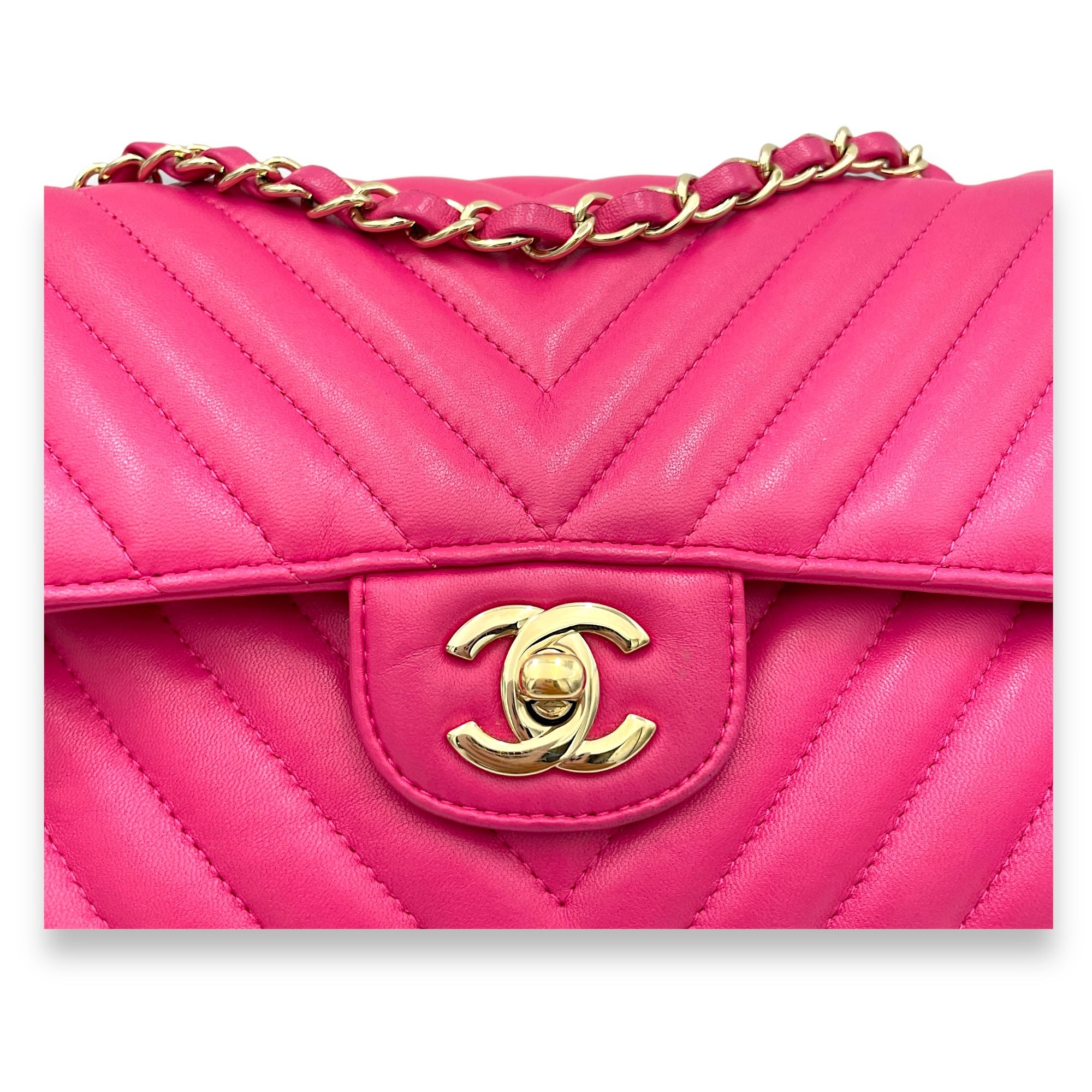 Classic Chevron Shoulder Bag in Calfskin, Gold hardware - Image 8
