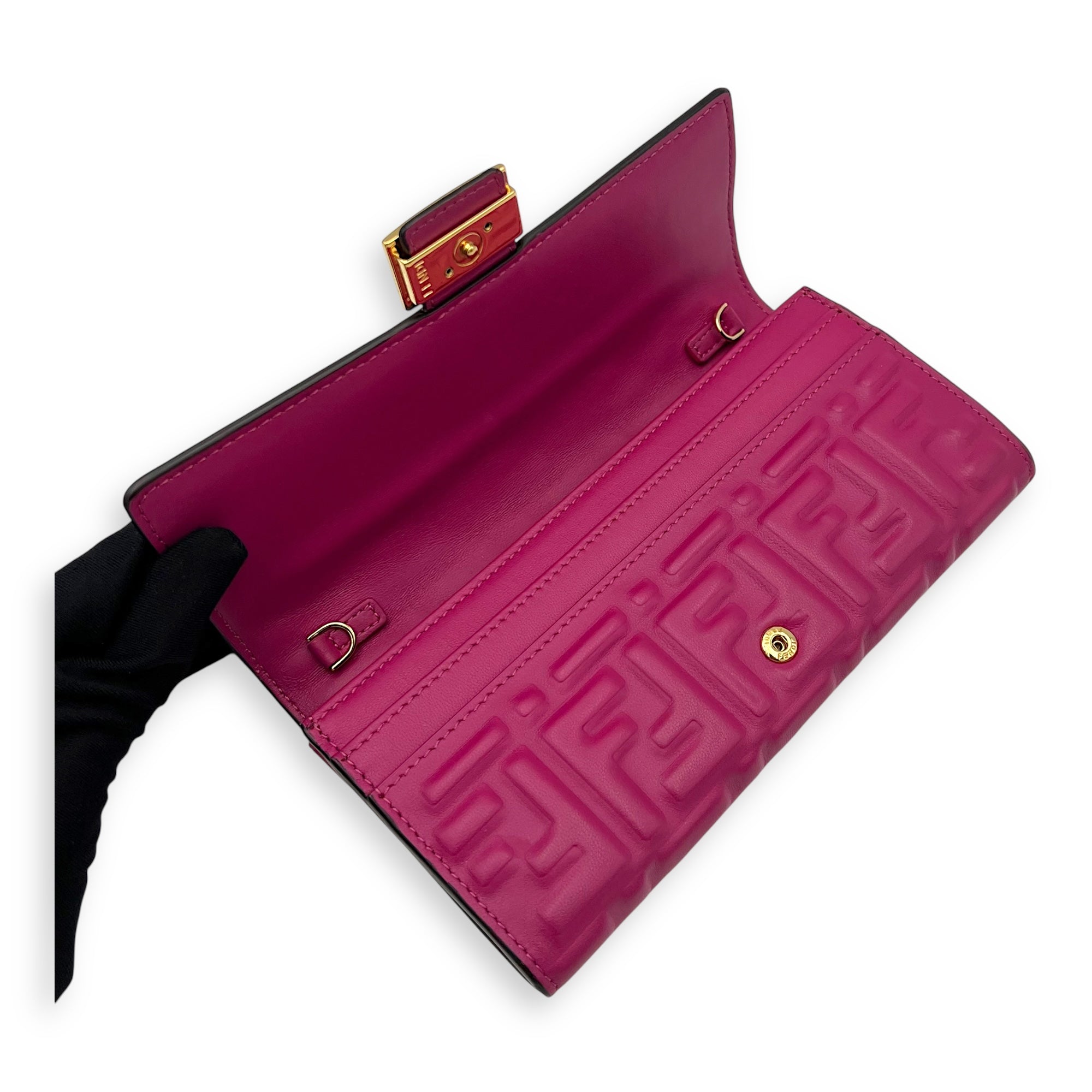 Baguette Wallet On Chain Pink in Calfskin, Gold hardware - Image 9